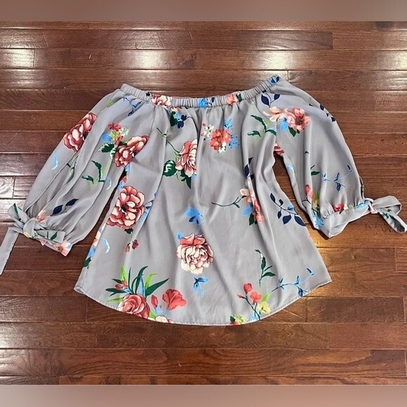 Peach Love California off shoulder gray floral top size small - Picture 3 of 6